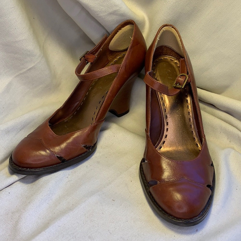 Gianni Bini elegant leather wedge almost NEW
